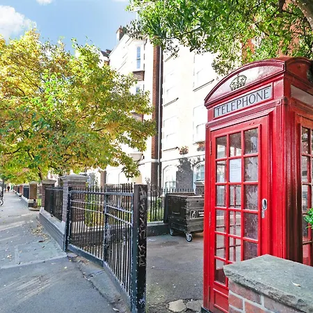 Beautiful 3 Bedroom Flat In Scott Ellis Gardens Londra Esterno foto