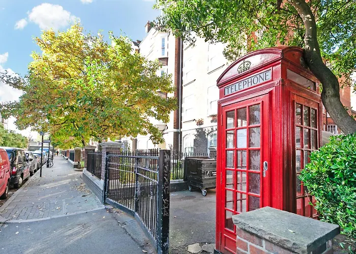 Beautiful 3 Bedroom Flat In Scott Ellis Gardens