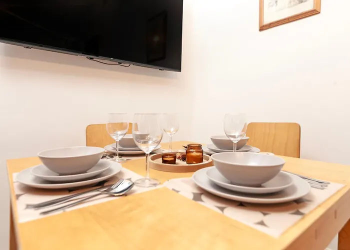 Beautiful 3 Bedroom Flat In Scott Ellis Gardens
