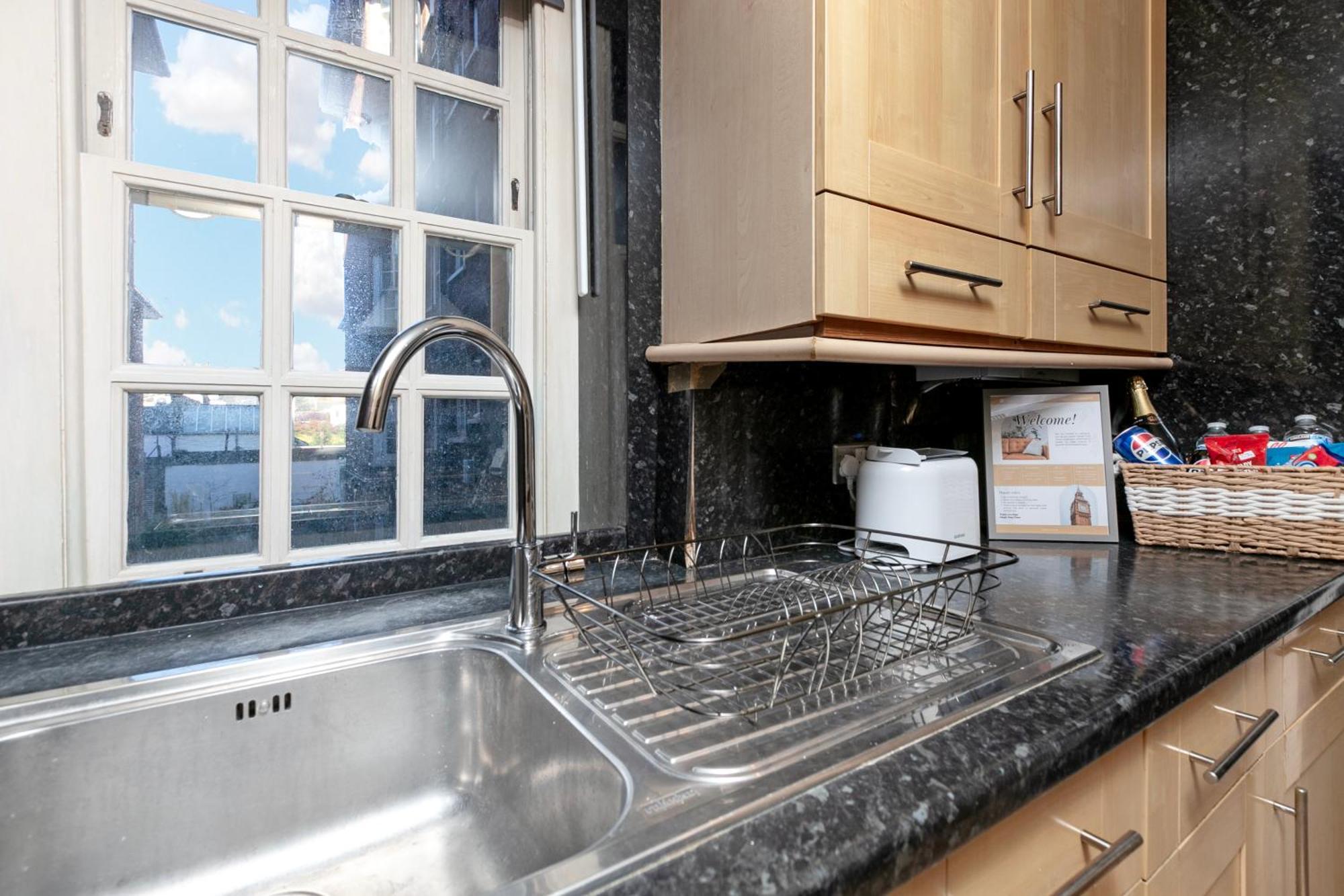 Appartamento Beautiful 3 Bedroom Flat In Scott Ellis Gardens