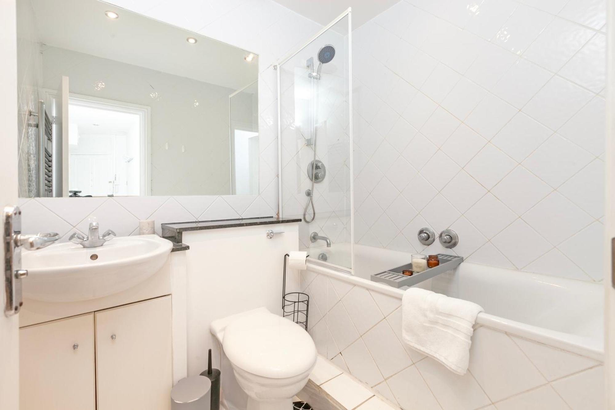 Beautiful 3 Bedroom Flat In Scott Ellis Gardens * Londra